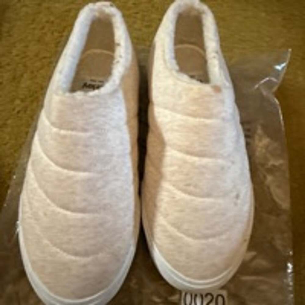 Women's Hurley Beige Slippers Size 8 M item 0020 flawed new but has marks